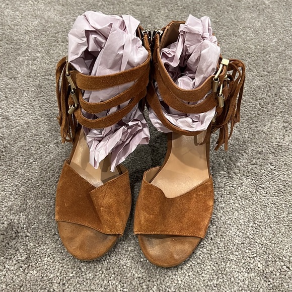 Chic Heels - Picture 2 of 3